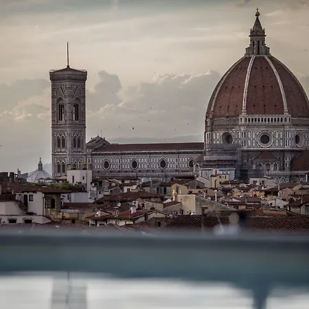 Plaza Lucchesi Florens